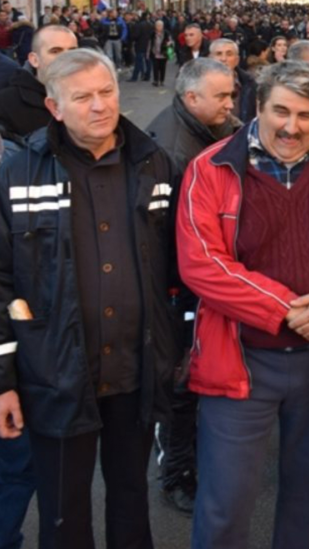 IZVADI TO IZ DZEPA !