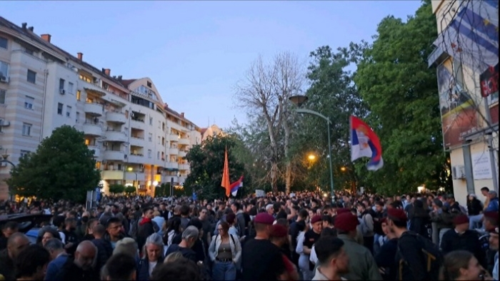 Žandarmerija udarila na mladost,napeto ispred DIF-a