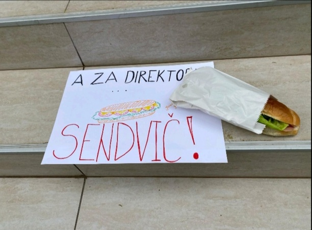 Sendvič za direktorku uz pesmu "Izađi mala"