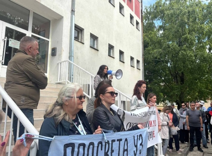 U petak sednica &scaron;kolskog odbora Gimnazije, ispred &scaron;kole protest podr&scaron;ke profesorkama